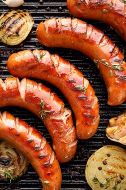 Izgarada otlar ve sebze ilavesi ile ızgara sosis, yakın çekim, üst görünüm. Izgara yemek, Barbekü, Barbekü ızgarası