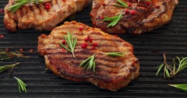 Izgara domuz bifteği, domuz boynu ve ızgara tabağında baharat, üst manzara, 4k. Izgara et, bbq, barbekü
