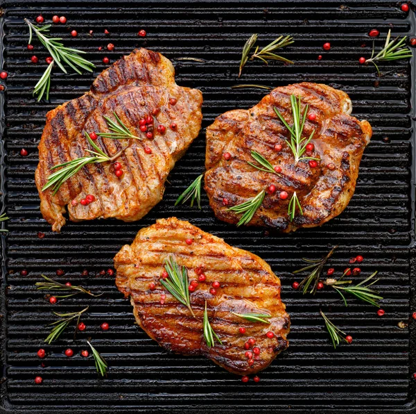 Pečené Vepřové Steaky Vepřový Krk Přídavkem Bylin Koření Grilovací Desce — Stock fotografie
