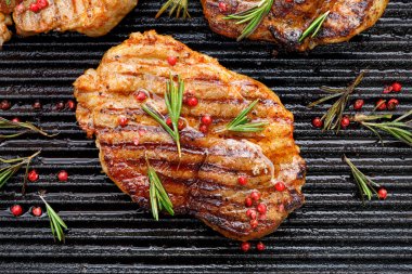 Izgara domuz biftekleri, ızgara plaka üzerinde otlar ve baharatlar ilavesi ile domuz boyun, üst görünüm, ızgara et, Barbekü, Barbekü ızgara