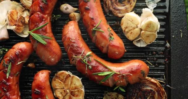 Grillwurst Mit Kräutern Und Gemüse Auf Dem Grillteller Freien Von — Stockvideo