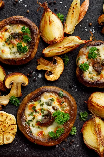 Champiñones Portobello Horno Rellenos Queso Hierbas Sobre Fondo Negro Primer — Foto de Stock