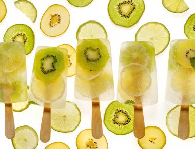 Meyve Popsicles, çeşitli meyvelerin ev yapımı meyve buz Lolly; beyaz bir arka planda taze nane ve narenciye limonata ilavesi ile Kivi Meyve ve kireç, üst görünüm. 