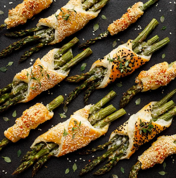Pieczone Zielone Szparagi Ciasto Francuskie Posypane Sezamem Nasiona Nigella Świeży — Zdjęcie stockowe