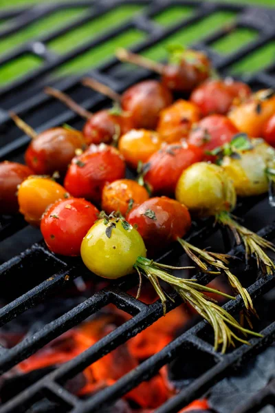 Grillowanie Szaszłyki Pomidorów Szaszłyki Kolorowych Pomidorów Wiśniowych Studded Gałązki Rozmarynowy — Zdjęcie stockowe