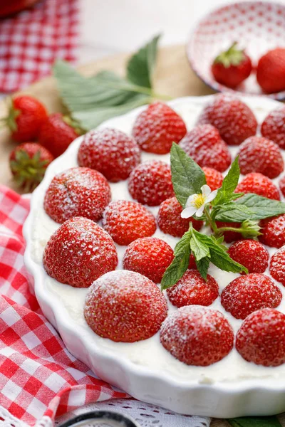 Aardbei Mascarpone Cake Taart Met Mascarpone Room Verse Aardbeien Top — Stockfoto