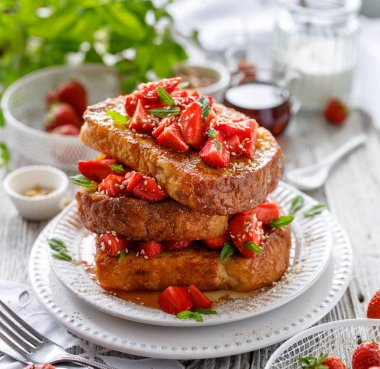 Kahvaltıda çilekli tost.