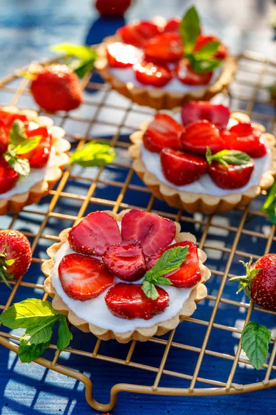 Tartas Fresa Tartas Corteza Corta Con Adición Queso Crema Fresas —  Fotos de Stock