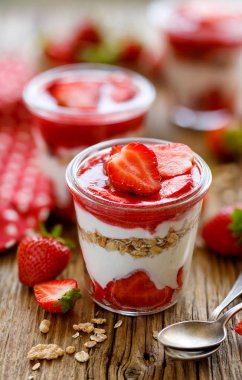 Çilekli yoğurt ve granola.