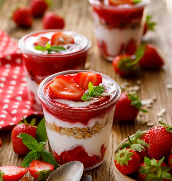 Yogurt Con Fresas Granola —  Fotos de Stock