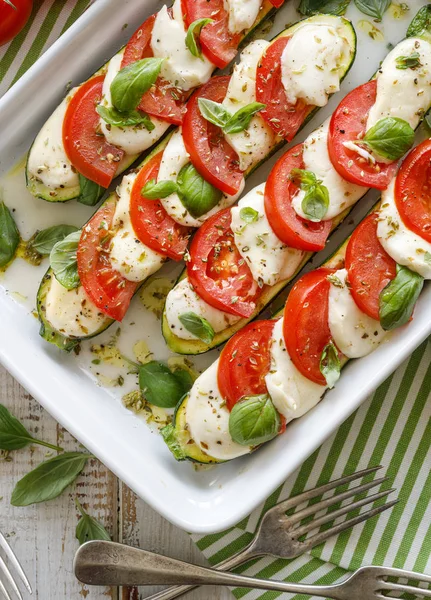 Vejetaryen Gıda Kabak Ile Domates Mozzarella Fesleğen Zeytinyağı Caprese Salatası — Stok fotoğraf
