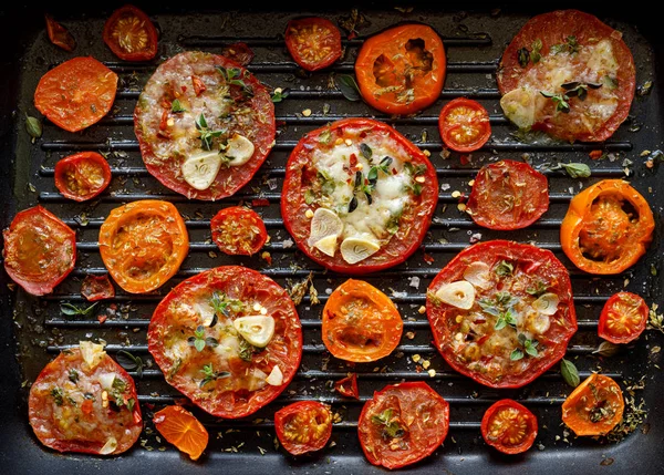 Grillowane Plastry Pomidorowe Serem Mozzarella Czosnek Zioła Przyprawy Płycie Grillowej — Zdjęcie stockowe