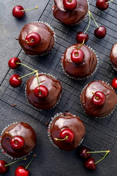 Csokoládé Kávé Muffinok Olvasztott Étcsokoládé Öntettel Friss Cseresznye Hozzáadásával Hűtőtálcán — Stock Fotó