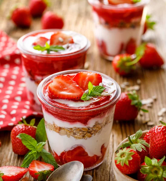 Jordgubbsefterrätt Hälsosam Dessert Med Färska Jordgubbar Naturlig Yoghurt Jordgubbsmousse Och — Stockfoto