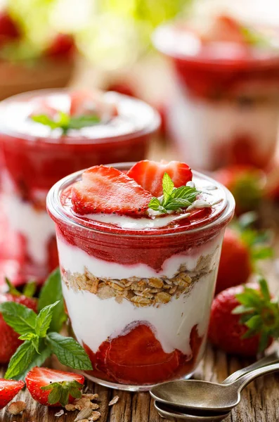 Jordgubbsefterrätt Hälsosam Dessert Med Färska Jordgubbar Naturlig Yoghurt Jordgubbsmousse Och — Stockfoto