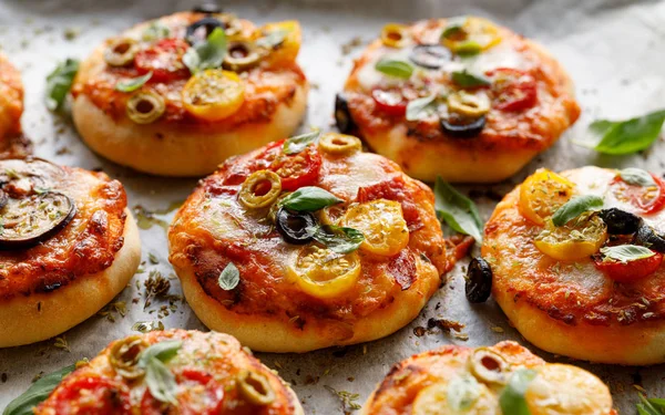 Mini Pizzas Addition Vegetables Mozzarella Cheese Fresh Basil White Baking — Stock Photo, Image