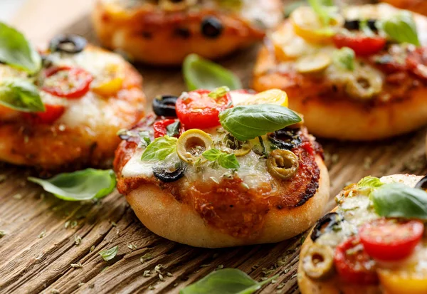 Pequenas Pizzas Com Adição Tomates Cereja Azeitonas Queijo Mussarela Manjericão — Fotografia de Stock