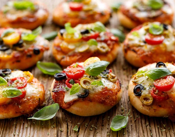 Pequenas Pizzas Com Adição Tomates Cereja Azeitonas Queijo Mussarela Manjericão — Fotografia de Stock