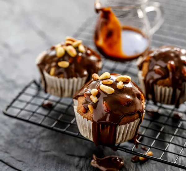 Zelfgemaakte Muffins Met Chocoladesaus — Stockfoto