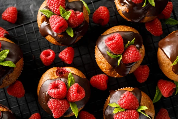 树莓松饼与融化的黑巧克力 新鲜的覆盆子和薄荷在黑色背景 美味的甜点或早餐 — 图库照片