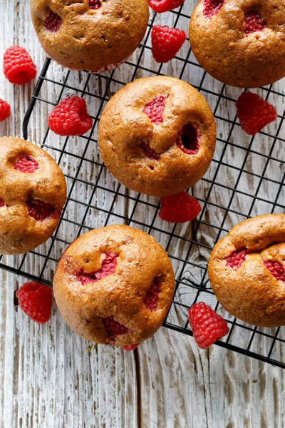 Zoete Frambozenmuffins Een Bakplaat — Stockfoto