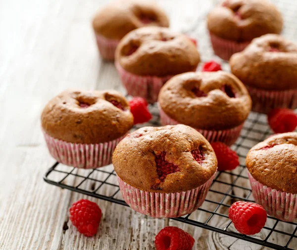 Házi Málna Muffinok Rusztikus Háttérrel Felülnézet Szelektív Fókusz — Stock Fotó