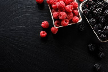 Kutularda taze ahududu ve böğürtlen