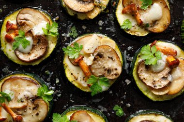 Fırında farklı malzemelerle kabak.