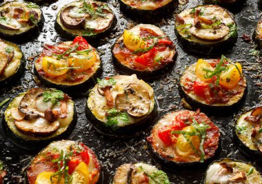 Fırında farklı malzemelerle kabak.