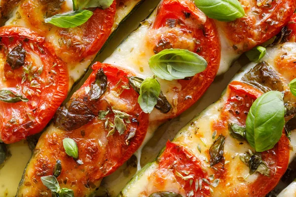 Pieczone Nadziewane Cukinia Dodatkiem Pomidorów Sera Mozzarella Świeżej Bazylii Oliwy — Zdjęcie stockowe