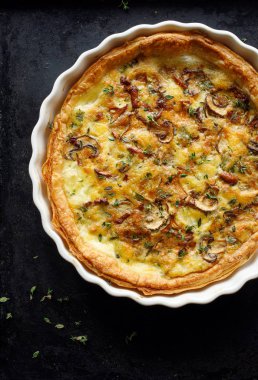 Ek chanterelle mantar ve siyah bir arka plan üzerinde kahverengi mantar ile Mantar quiche, yakın, üst görünümü