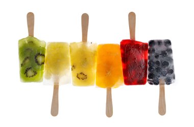Meyve gökkuşağı popsicles, çeşitli meyve ev yapımı meyve buz lolly; mandalina, ıhlamur, kivi, yaban mersini ve ahududu beyaz arka plan üzerinde limonata ilavesi ile, üst görünümü. 