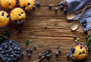 Blueberry muffins ve taze yaban mersini ahşap, kopya alanı ile rustik arka plan, üst görünüm, yakın çekim. Yaban mersini kekler hakkında konsept