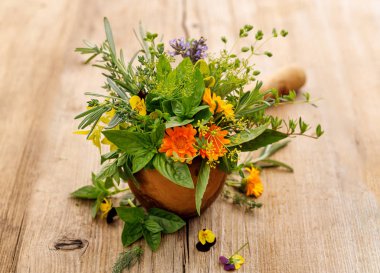 Çamurdan bir saksıda güzel çiçekler