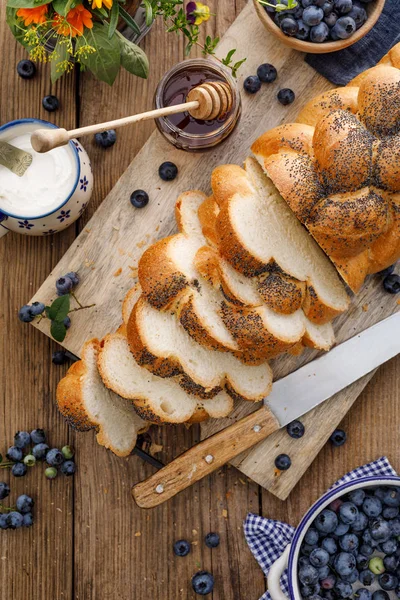 Challah Bread Sprinkled Poppy Seeds Challah Bread Slices Wooden Table — Stock Photo, Image