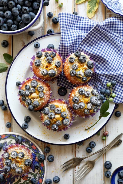 Blaubeer Muffins Auf Einem Teller Auf Einem Weißen Holztisch Großaufnahme — Stockfoto