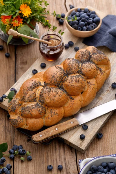 Хліб Чалла Посипаний Маком Дошці Вид Зверху Смачна Традиційна Їжа — стокове фото