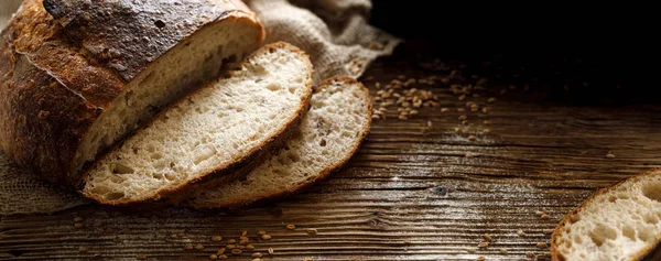 Chleb Tradycyjny Chleb Zakwaszony Pokrojony Plasterki Rustykalnym Drewnianym Tle Zbliżenie — Zdjęcie stockowe