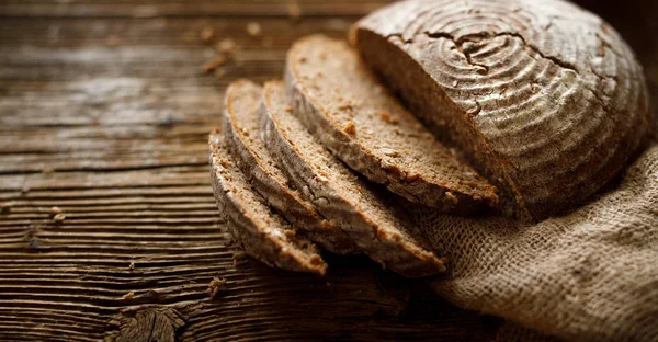 Pain Pain Traditionnel Levain Épelé Coupé Tranches Sur Fond Bois — Photo