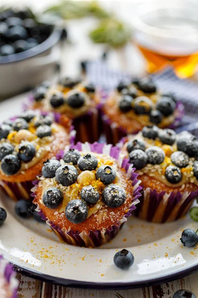 Blueberry Cupcakes Egy Tányér Fehér Fából Készült Asztal Közelről Házi — Stock Fotó