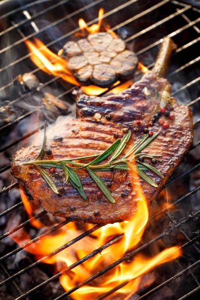 Grillad Ben Fläskkotlett Fläskstek Tomahawk Rosmarin Vitlöksmarinad Flammande Grill Närbild — Stockfoto