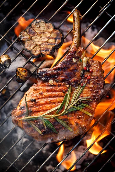 Grillezett Csontos Karaj Sertés Steak Tomahawk Egy Rozmaringos Fokhagyma Pác — Stock Fotó