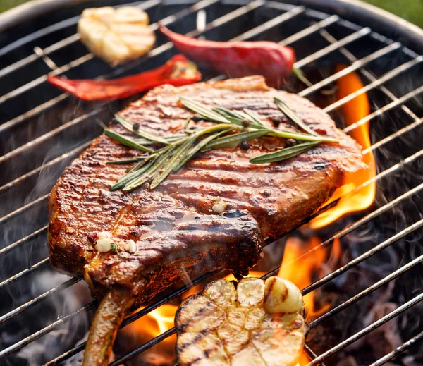 Grillad Ben Fläskkotlett Fläskstek Tomahawk Kryddig Marinad Flammande Grill Närbild — Stockfoto