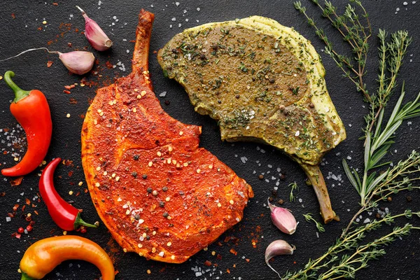Rohe Schweinekoteletts Tomahawk Steak Mariniert Aromatischen Marinaden Mit Frischen Kräutern — Stockfoto