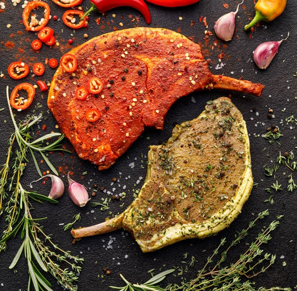 Nyers Csont Karaj Tomahawk Steak Pácolt Illatos Pácban Friss Fűszernövényeket — Stock Fotó