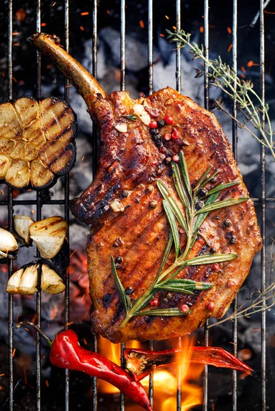 Gegrilde Bot Varkensvlees Chop Varkensvlees Steak Tomahawk Een Rozemarijn Knoflook — Stockfoto