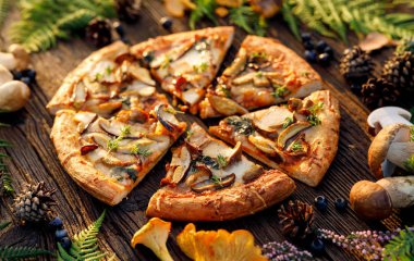 Mantar pizza, yenilebilir orman mantar (porcini mantar, chanterelle) ve mozzarella peyniri ve otlar bir orman düzenleme ahşap rustik masada eklenmesi ile pizza.