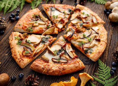 Mantar pizza, yenilebilir orman mantar (porcini mantar, chanterelle) ve mozzarella peyniri ve otlar bir orman düzenleme ahşap rustik masada eklenmesi ile pizza.