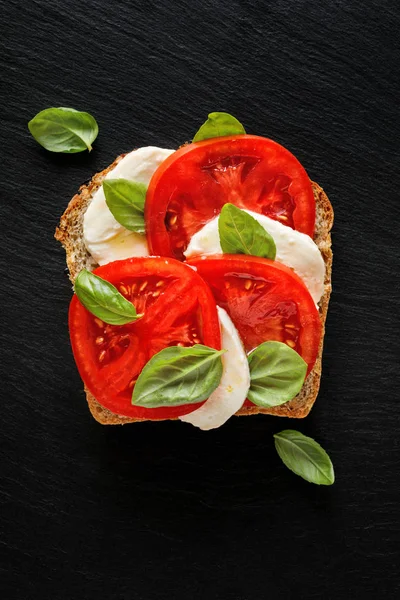 Caprese Sandwich Schijfje Brood Met Verse Tomaten Mozzarella Kaas Basilicum — Stockfoto
