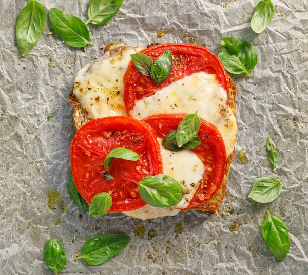 Toast Caprese Grilovaný Krajíc Chleba Rajčaty Sýrem Mozzarella Čerstvou Bazalkou — Stock fotografie